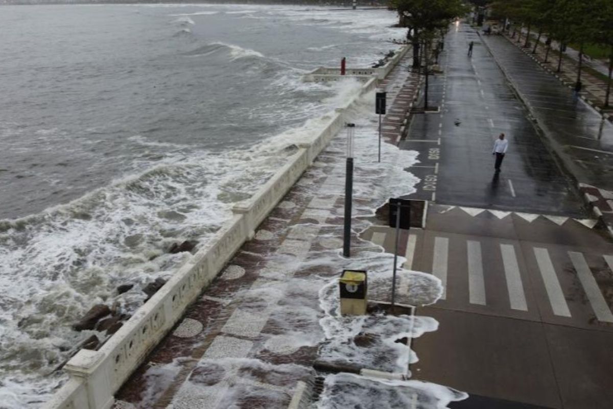 Santos tem alerta para risco de alagamentos e ondas de mais de 2 m