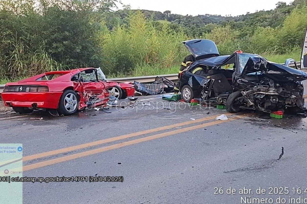 Motorista perde controle de Ferrari e bate de frente com Gol em SP
