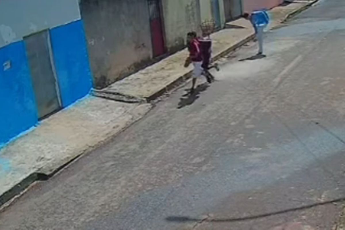 Vídeo: estudante é agredido a chutes e tem tênis roubado no DF