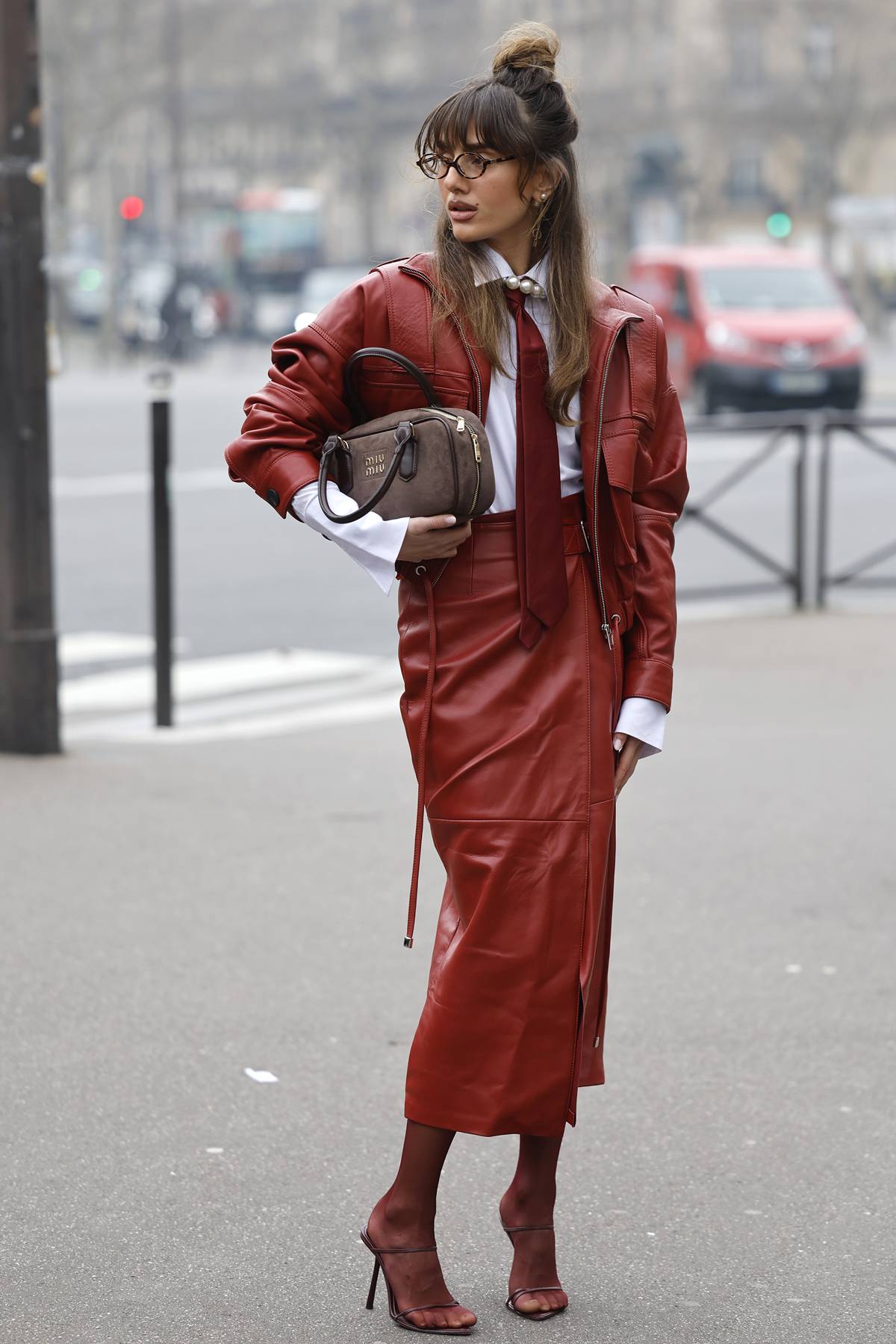 Look de street style com meia-calça e sandália - Metrópoles