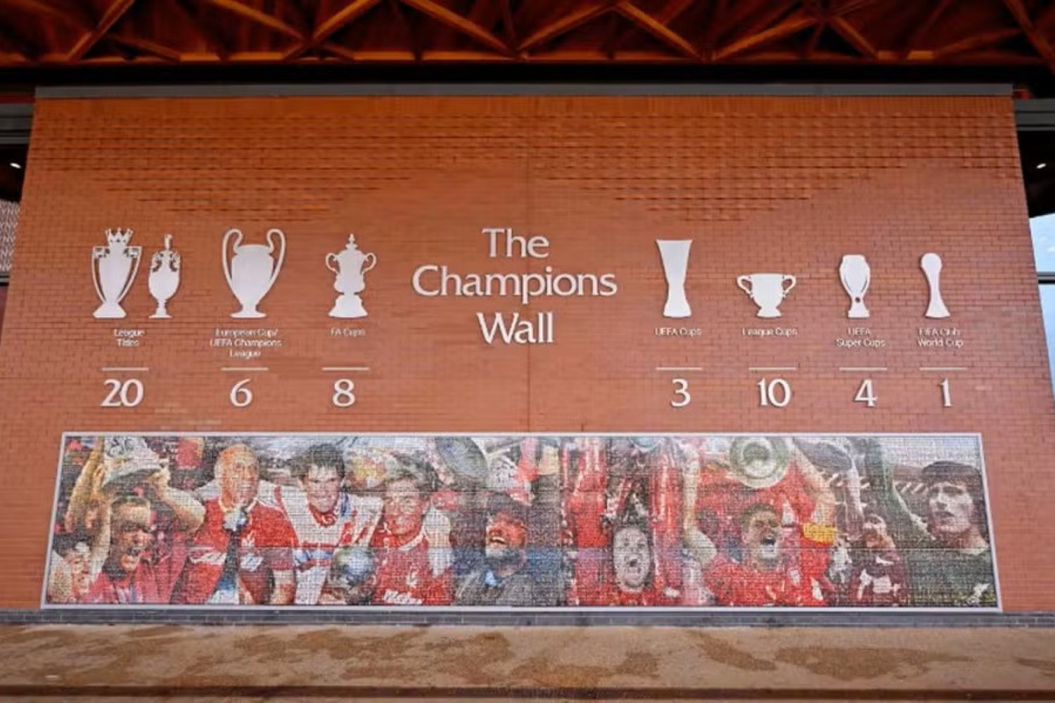 Liverpool atualiza “parede dos campeões” com novo título. Veja fotos