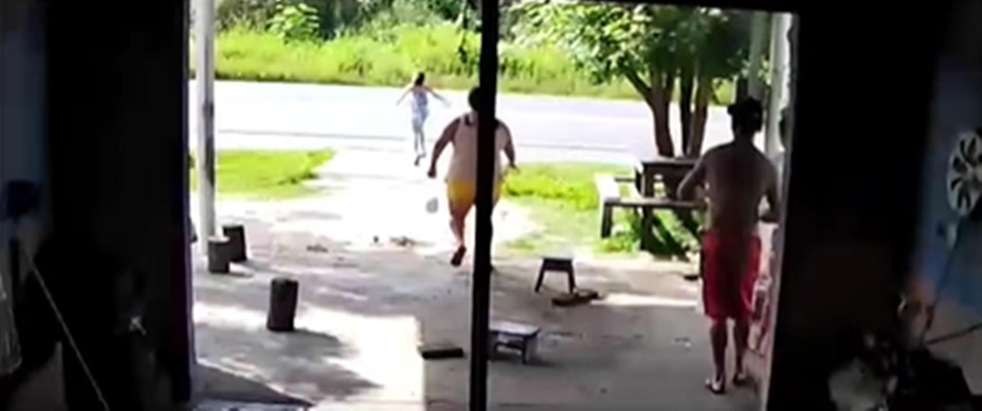 Vídeo: mãe corre e salva filha autista de ser atropelada por carreta