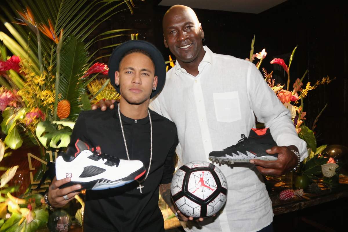 A imagem de Michael Jordan e Neymar Jr atletas juntos no evento.