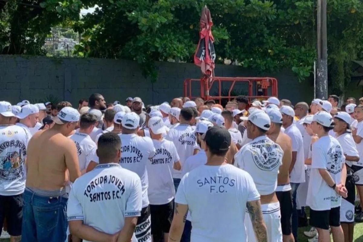Vídeo: torcedores invadem CT Rei Pelé para cobrar elenco do Santos