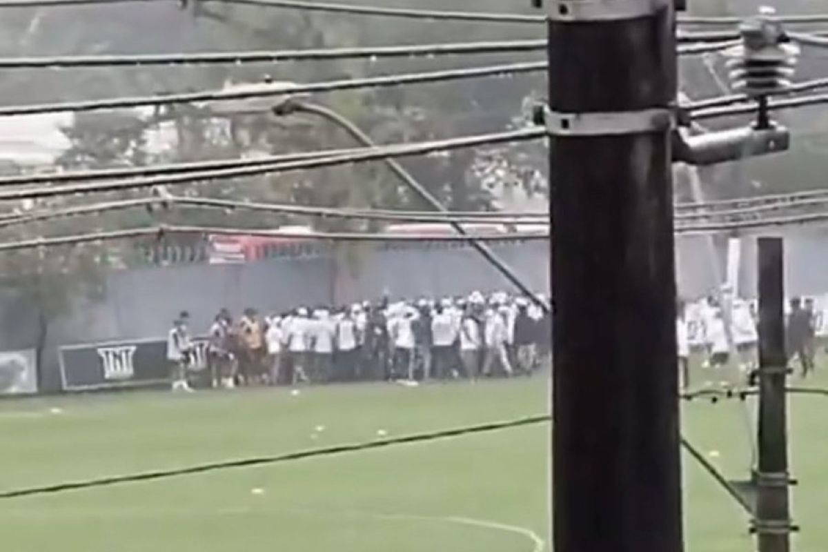 Torcida do Santos invade CT para cobrar jogadores e PM é chamada. Veja