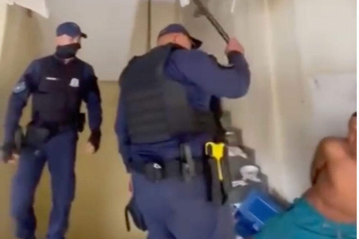“Vai tomar pau”: guarda municipal é preso por agredir homem algemado