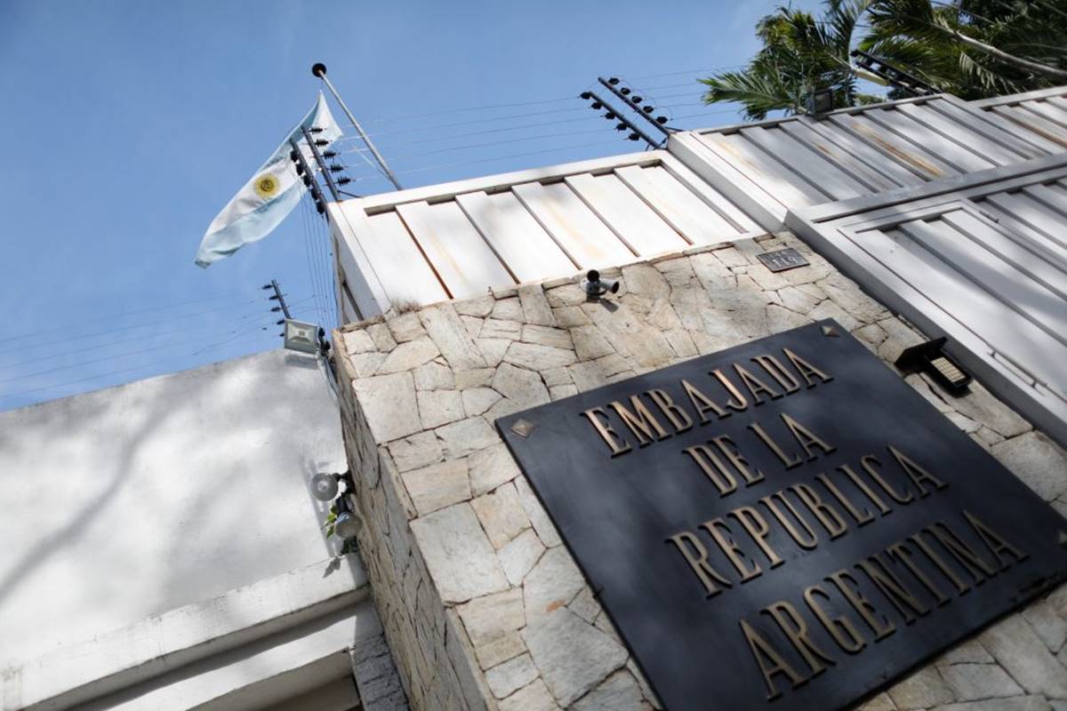 Venezuelanos asilados cobram Lula: “Bandeira brasileira é humilhada”