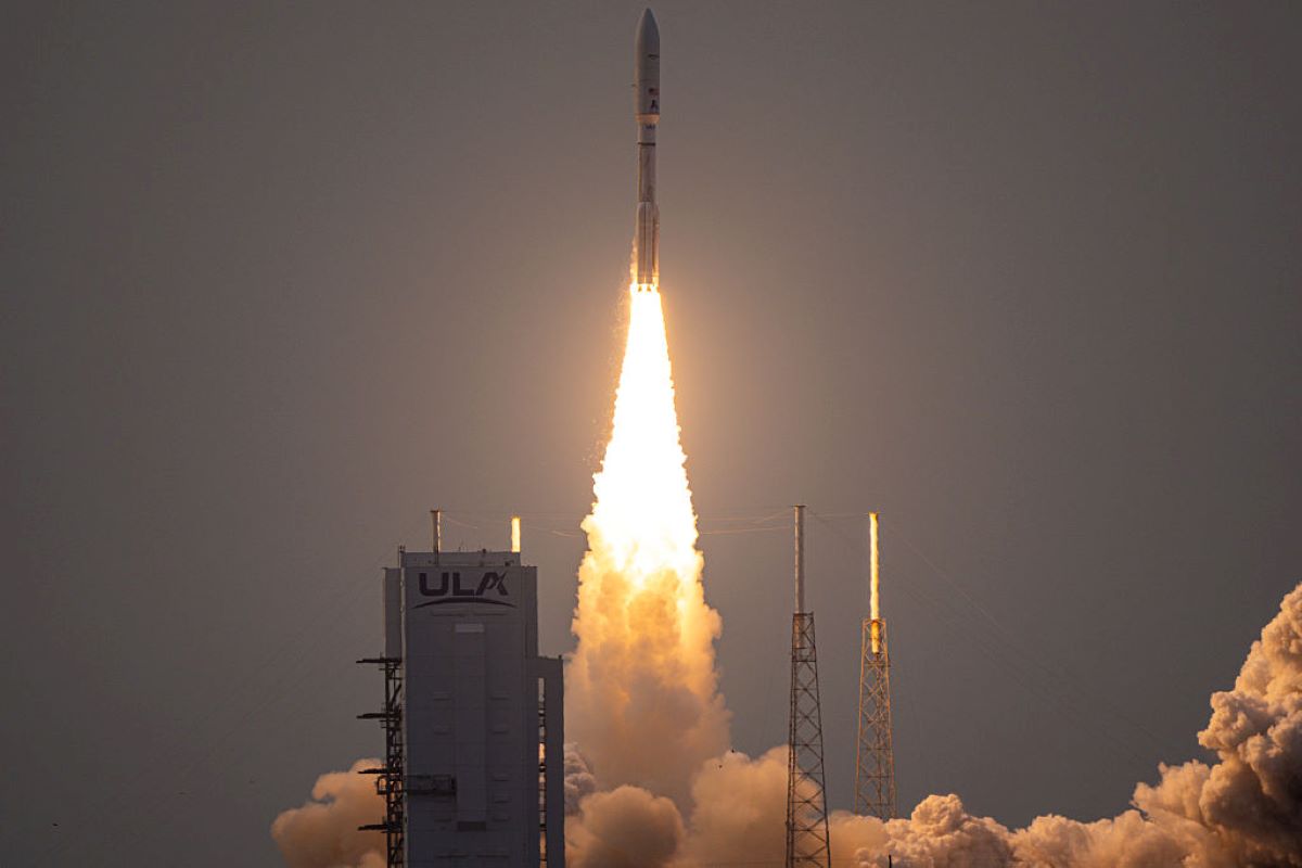 Amazon lança 27 satélites para disputar mercado com a Starlink. Vídeo