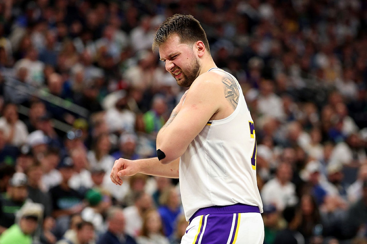 NBA admite erro ao não marcar falta em Doncic na derrota dos Lakers
