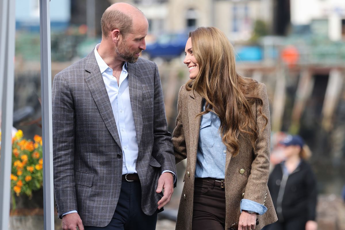Foto colorida de mulher e homem conversando enquanto andam - Metrópoles