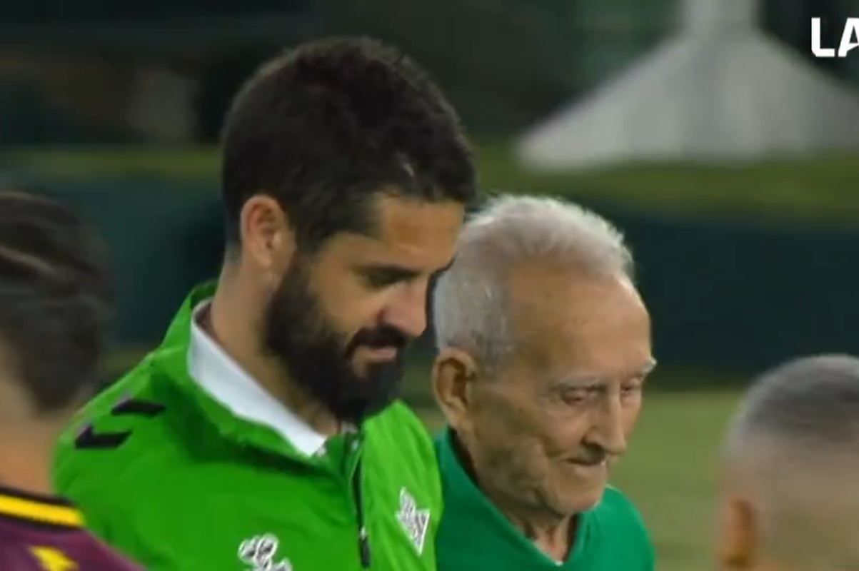 Time espanhol homenageia sócios mais velhos do clube. Assista
