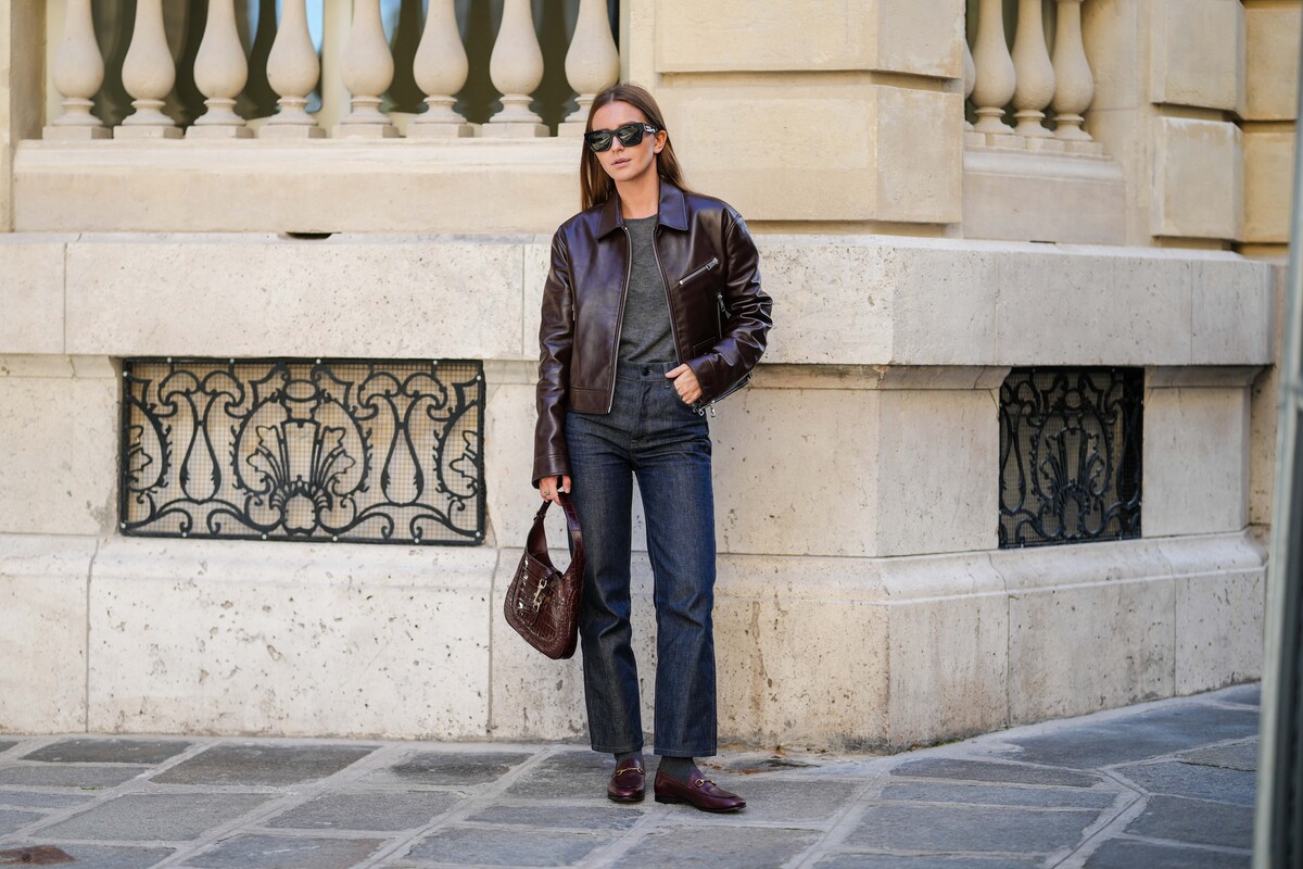 Calça jeans reta evoca nostalgia dos anos 1990 em looks modernos
