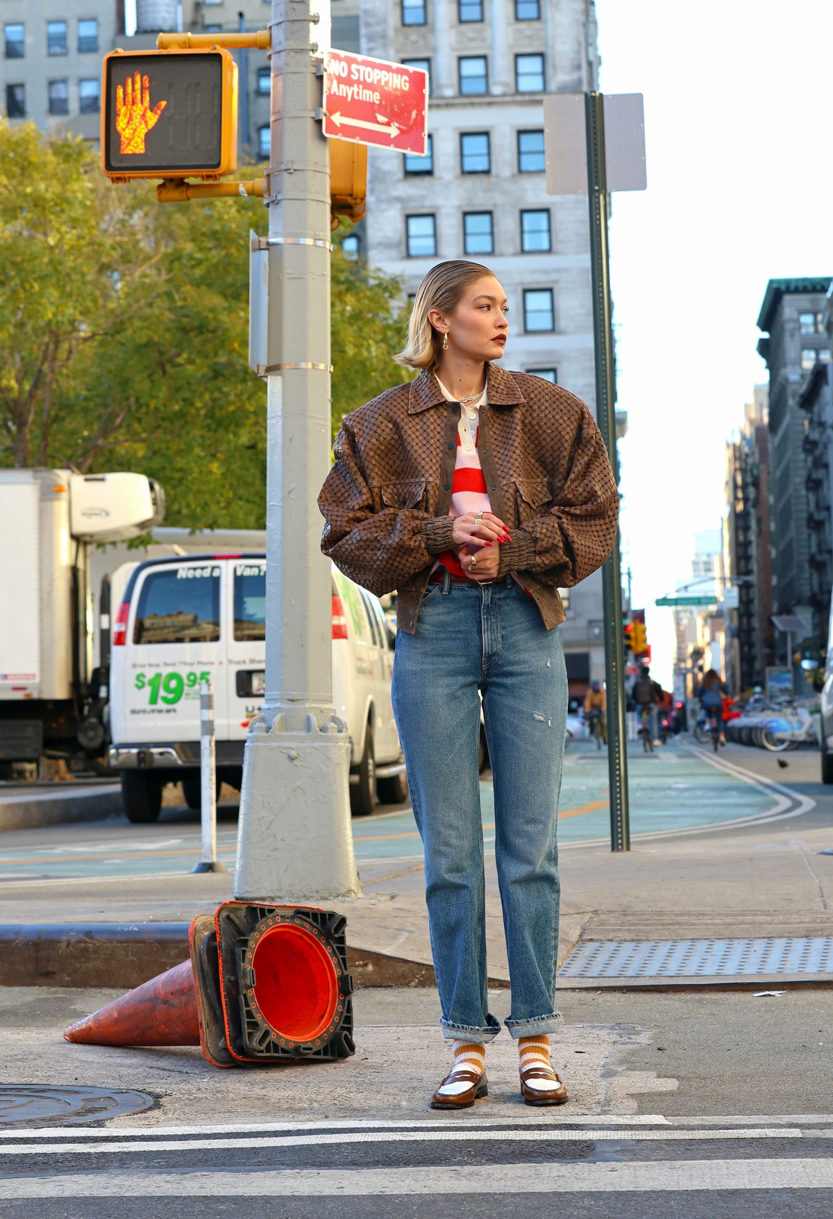 calça reta jeans reto com sapatilha voltou a ser tendência sandália moda - metrópoles