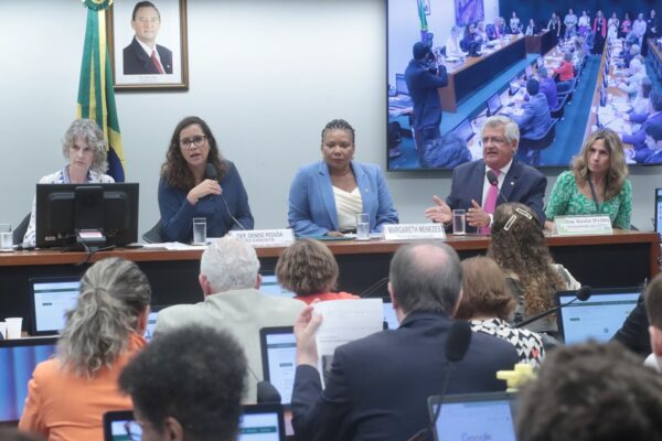 Carnaval: Margareth Menezes protege o selo vencedor da prefeitura.