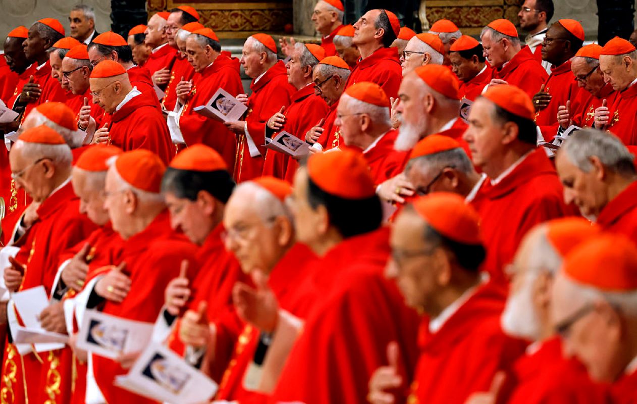 Cardeais postam últimas mensagens antes de se isolarem para o conclave