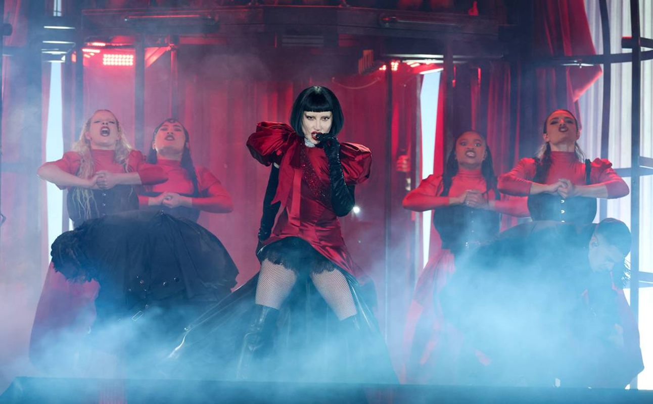 Lady Gaga se apresentando ao vivo em 2025, na Cidade do México - Metrópoles