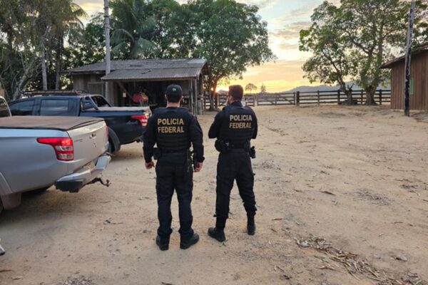Agentes da PF durante operação que prendeu Bruno Heller