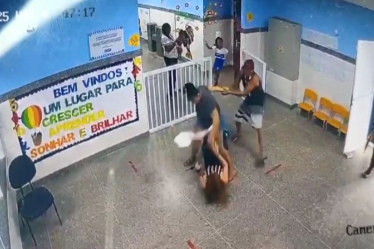 Vídeo: mãe de aluna agride diretora em escola de Salvador