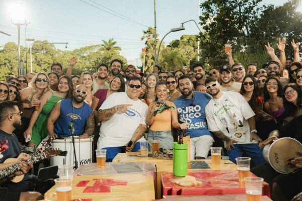 Foto colorida de Menos é Mais e Simone Mendes - Metrópoles