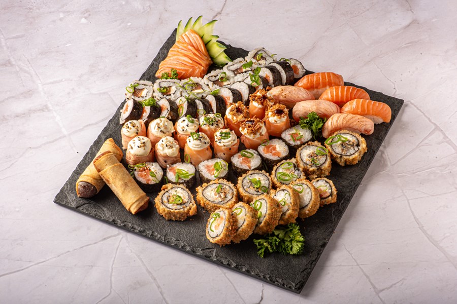 Foto colorida de um sushi - Metrópoles