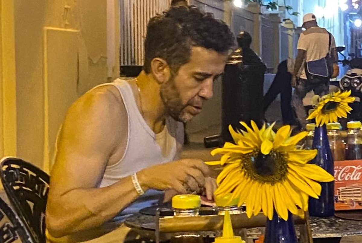 Em Cuba, Janones dá “piti” por conta em bar