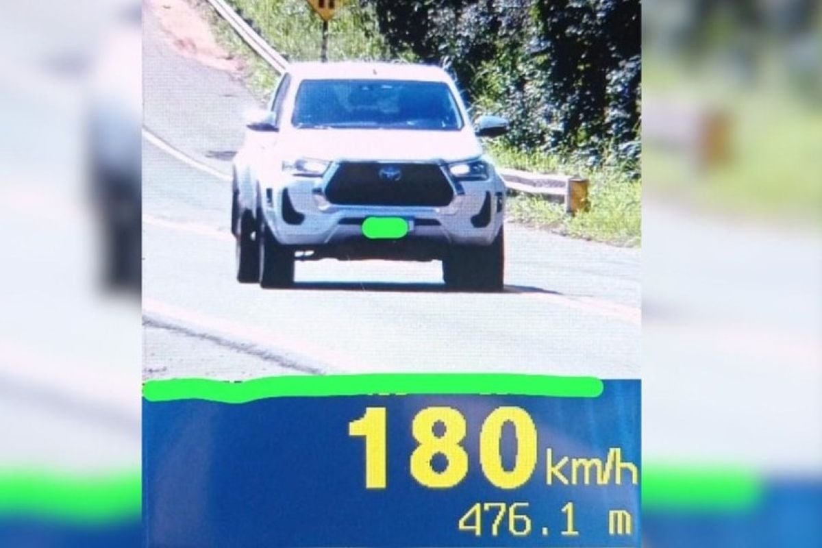PM Rodoviária flagra carros andando a 180 km/h em rodovia no interior