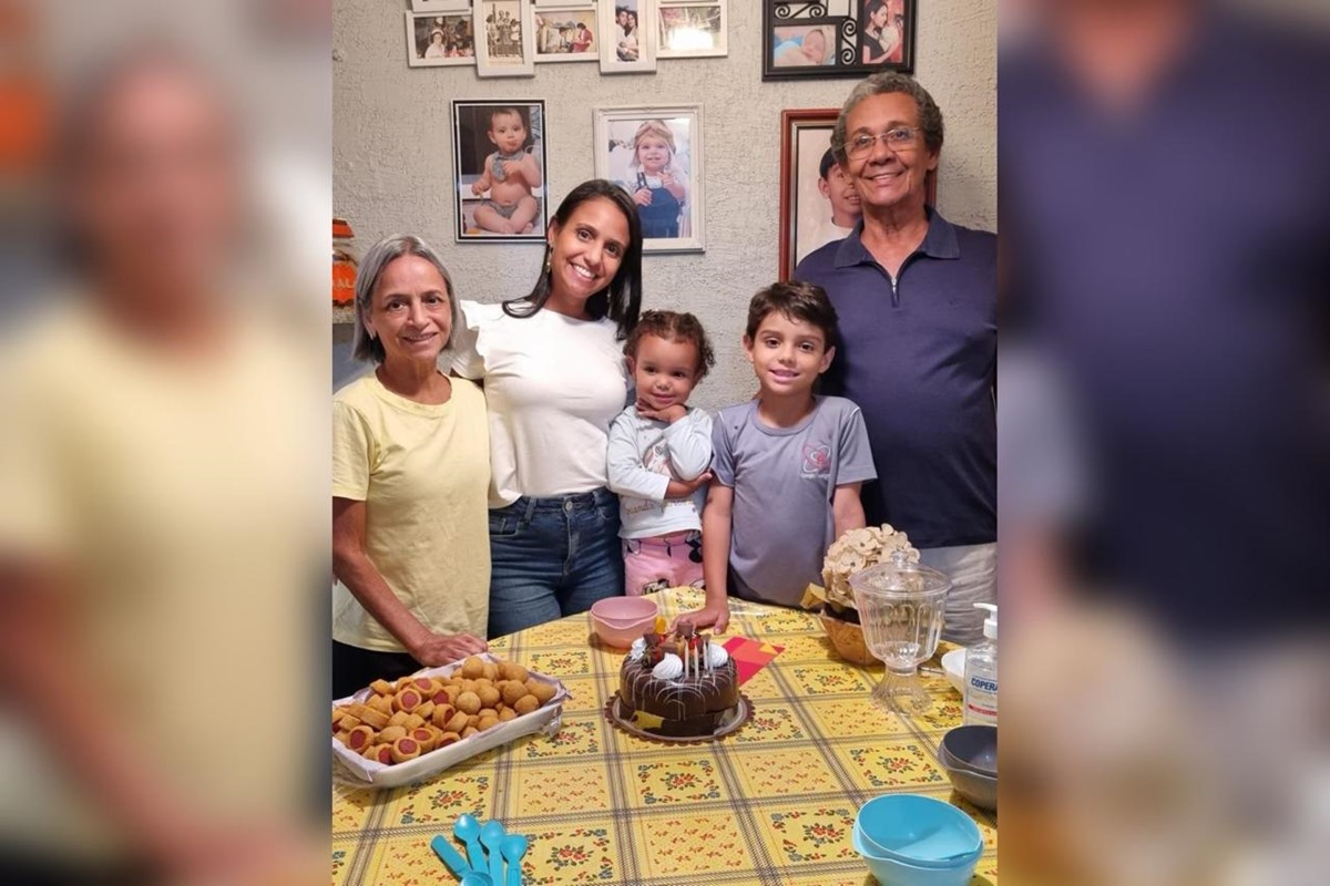 Imagem colorida de idosa com família - Metrópoles