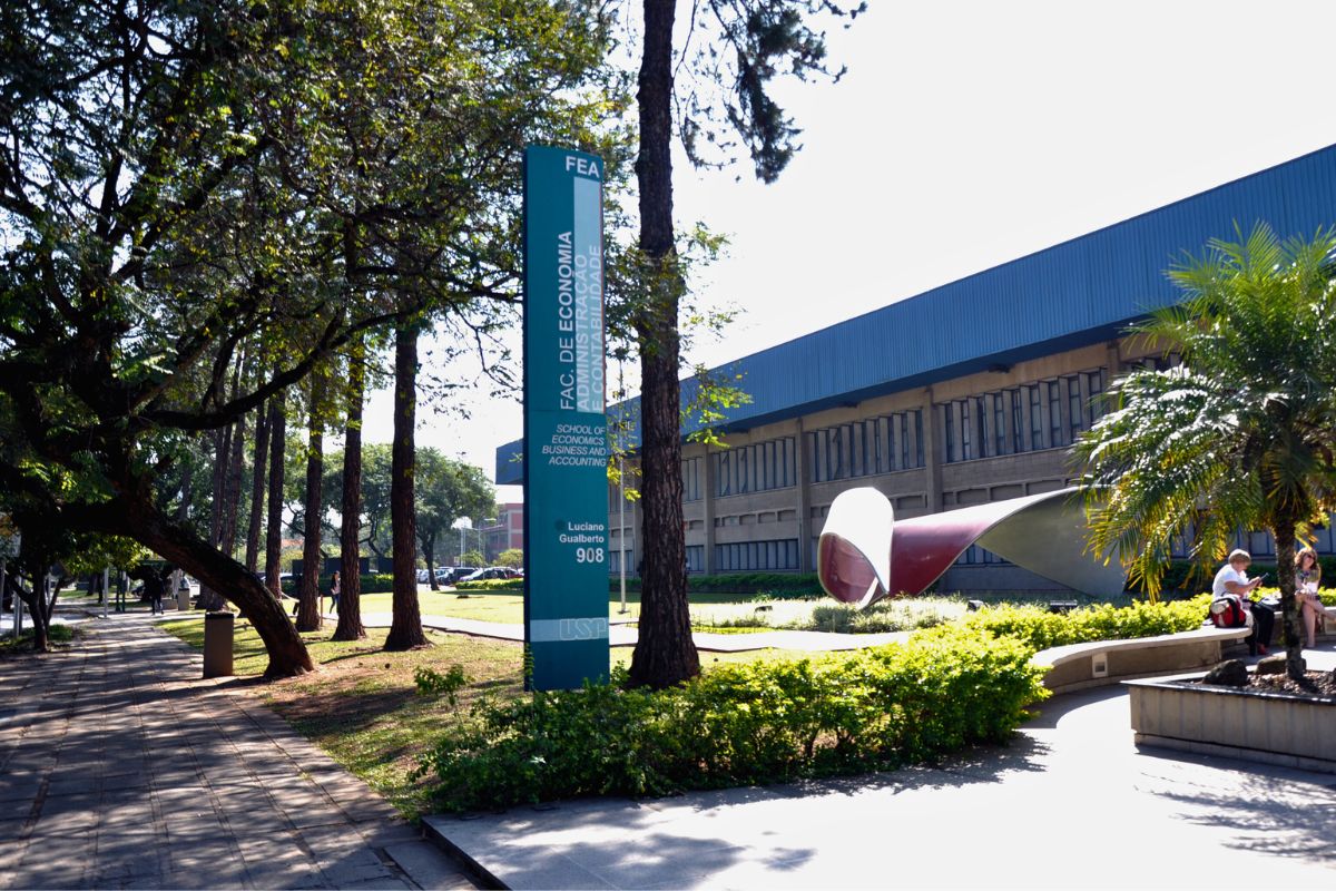 Críticas e Questionamentos: Influenciadores Financeiros Reagem à Reprovação em Concursos da USP