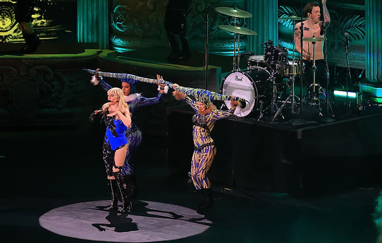 Aos prantos, Lady Gaga agradece fãs no Rio: “Esperaram por mim”