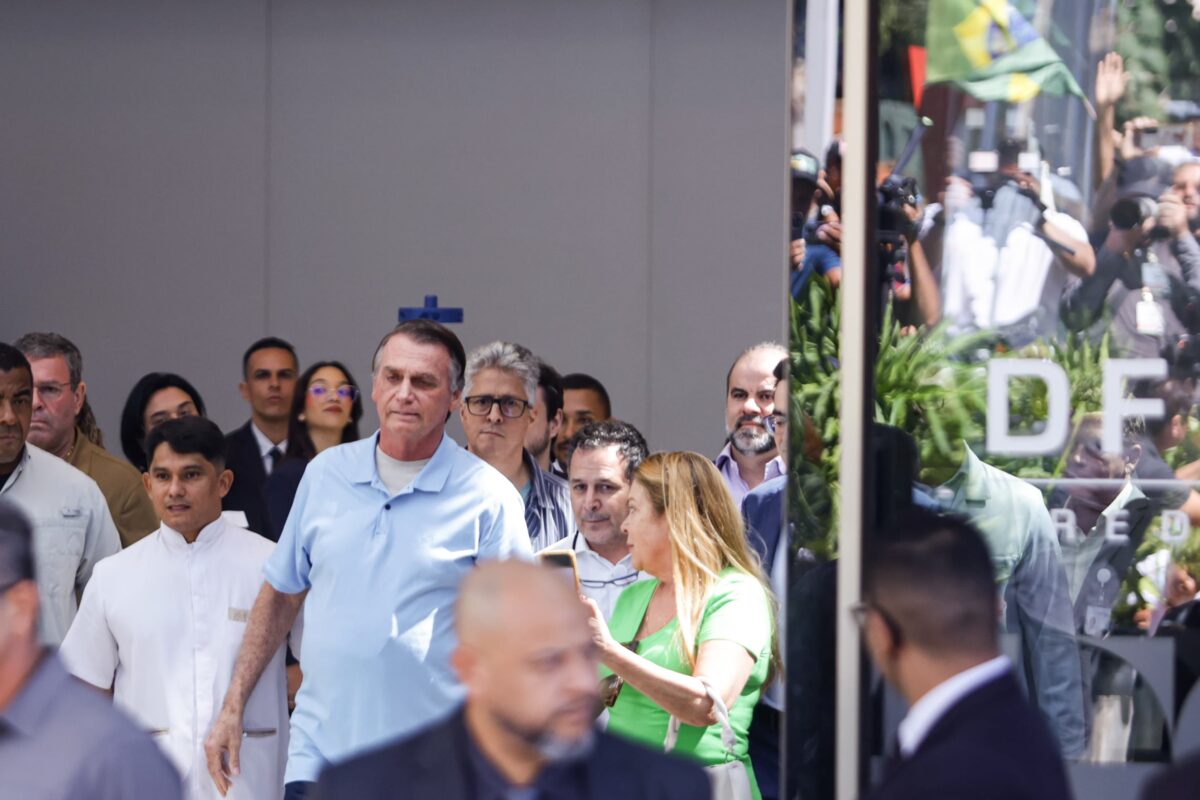 Vídeo: veja momento em que Bolsonaro sai andando após receber alta