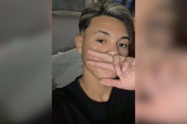 O vídeo mostra que os adolescentes são roubados em 7 segundos.