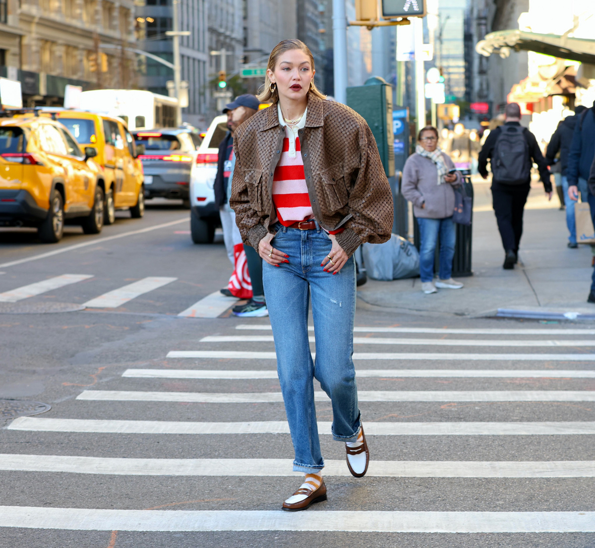 calça reta jeans reto com sapatilha voltou a ser tendência sandália moda - metrópoles