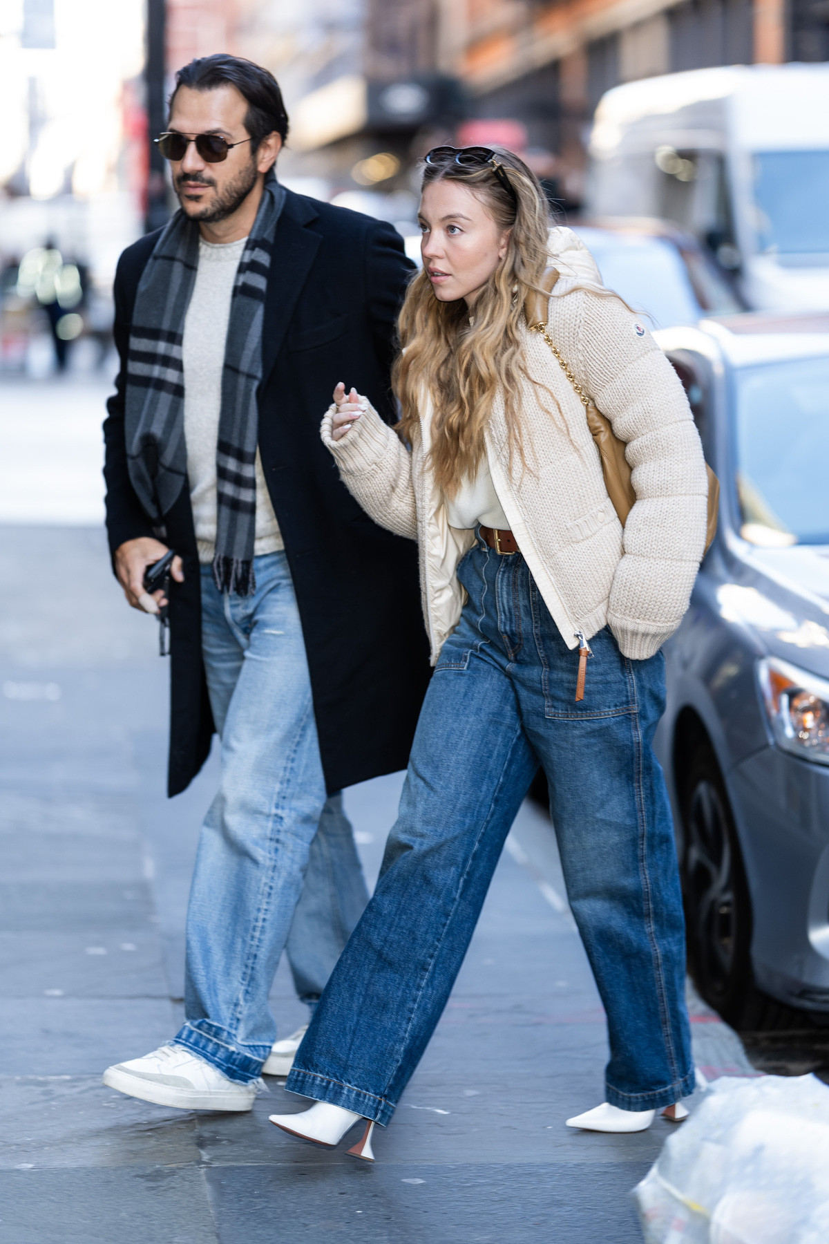calça reta jeans reto com sapatilha voltou a ser tendência sandália moda - metrópoles