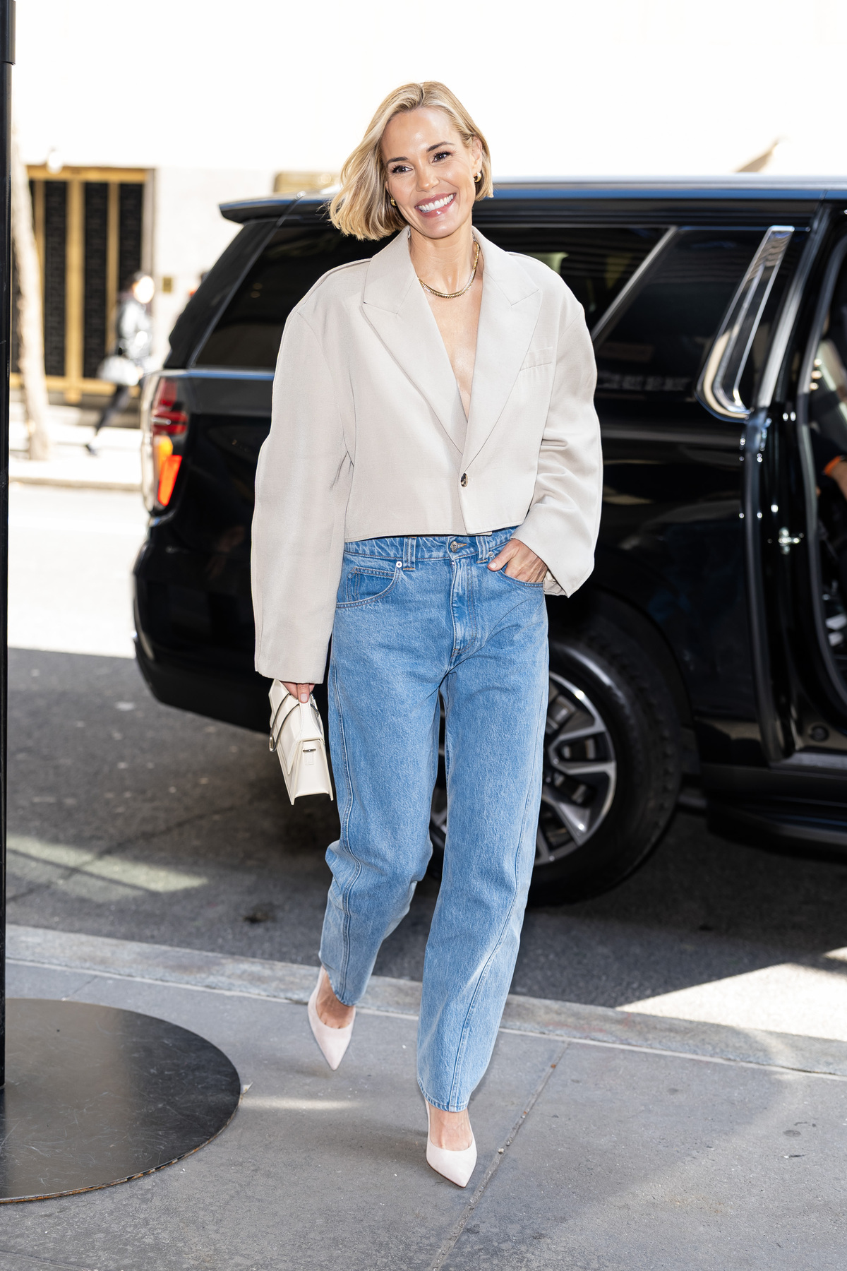 calça reta jeans reto com sapatilha voltou a ser tendência sandália moda - metrópoles