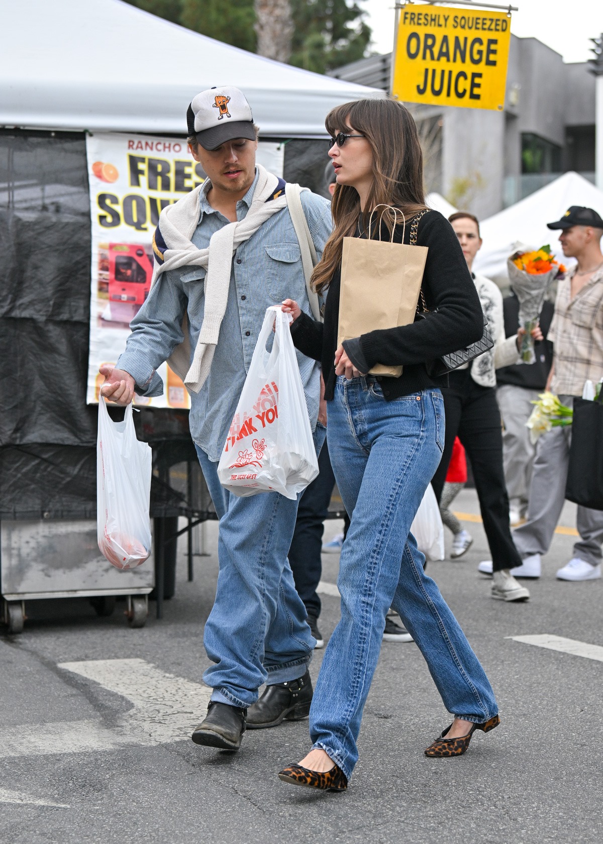 calça reta jeans reto com sapatilha voltou a ser tendência sandália moda - metrópoles
