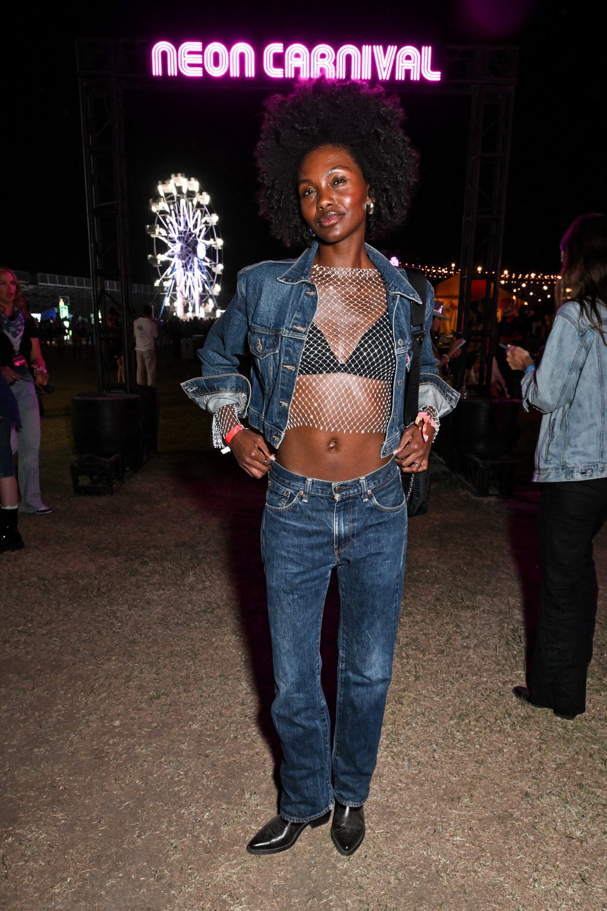 calça reta jeans reto com sapatilha voltou a ser tendência sandália moda - metrópoles