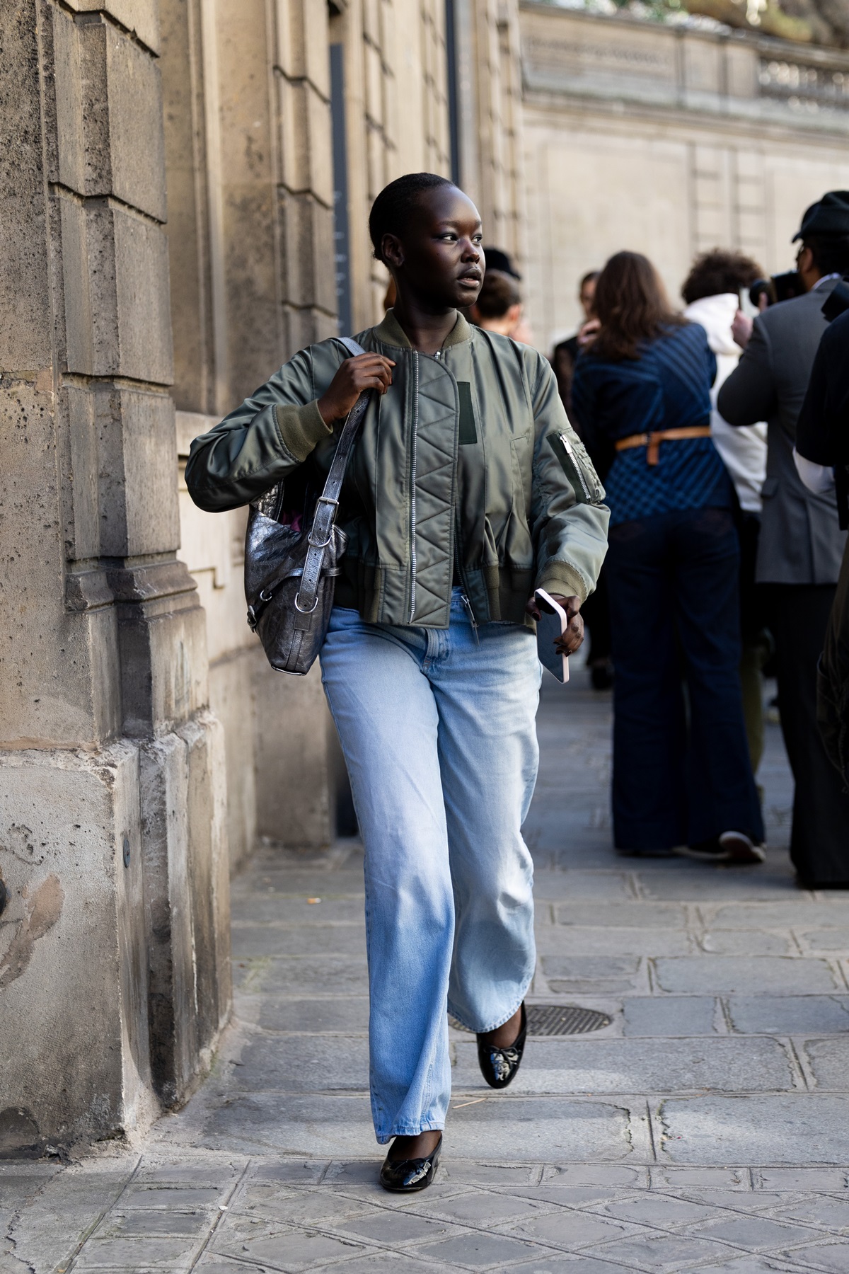 calça reta jeans reto com sapatilha voltou a ser tendência sandália moda - metrópoles
