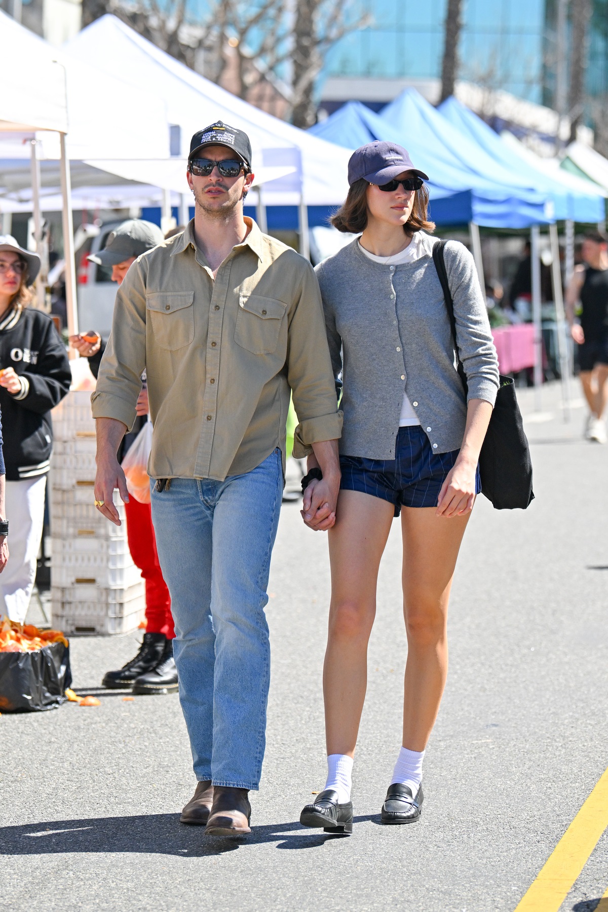 calça reta jeans reto com sapatilha voltou a ser tendência sandália moda - metrópoles