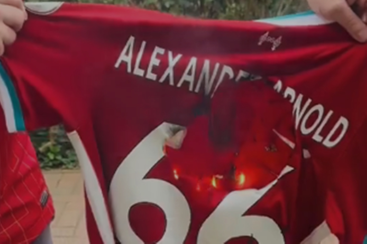 Vídeo: torcedor queima camisa de Arnold após anúncio de saída
