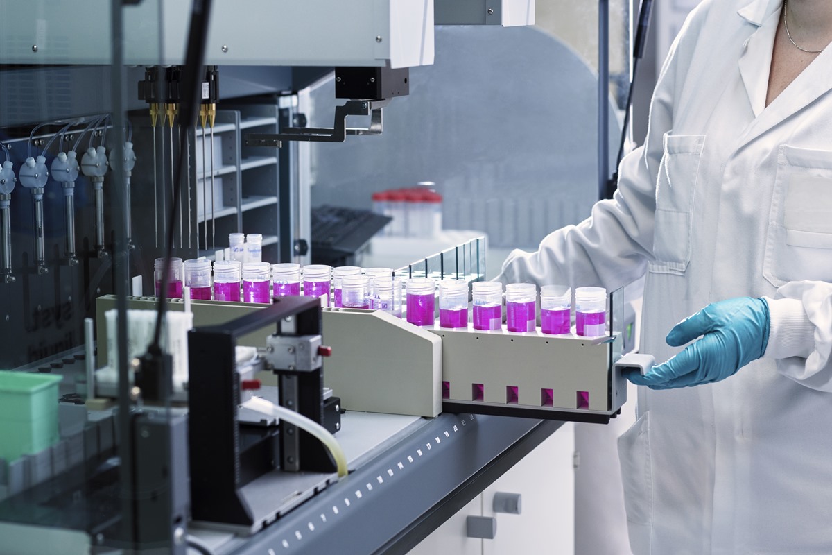 Imagem colorida de cientista em laboratório - Metrópoles