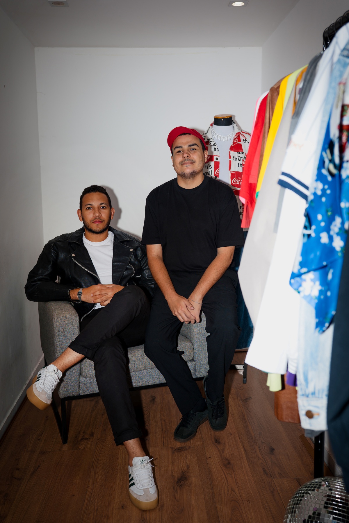 A imagem mostra Matheus Bacelar e Caio Eduardo, fundadores do Nasty Brechó