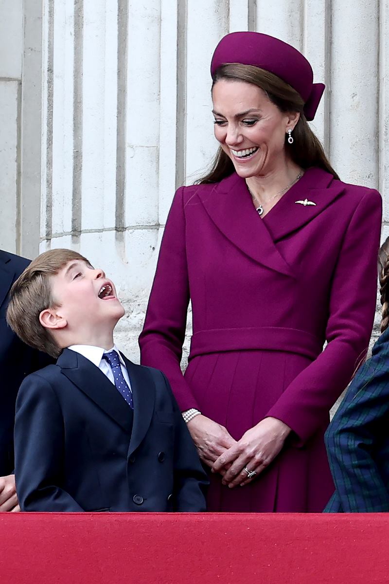 Foto colorida de menino fazendo careta ao lado de mulher que está sorrindo - Metrópoles