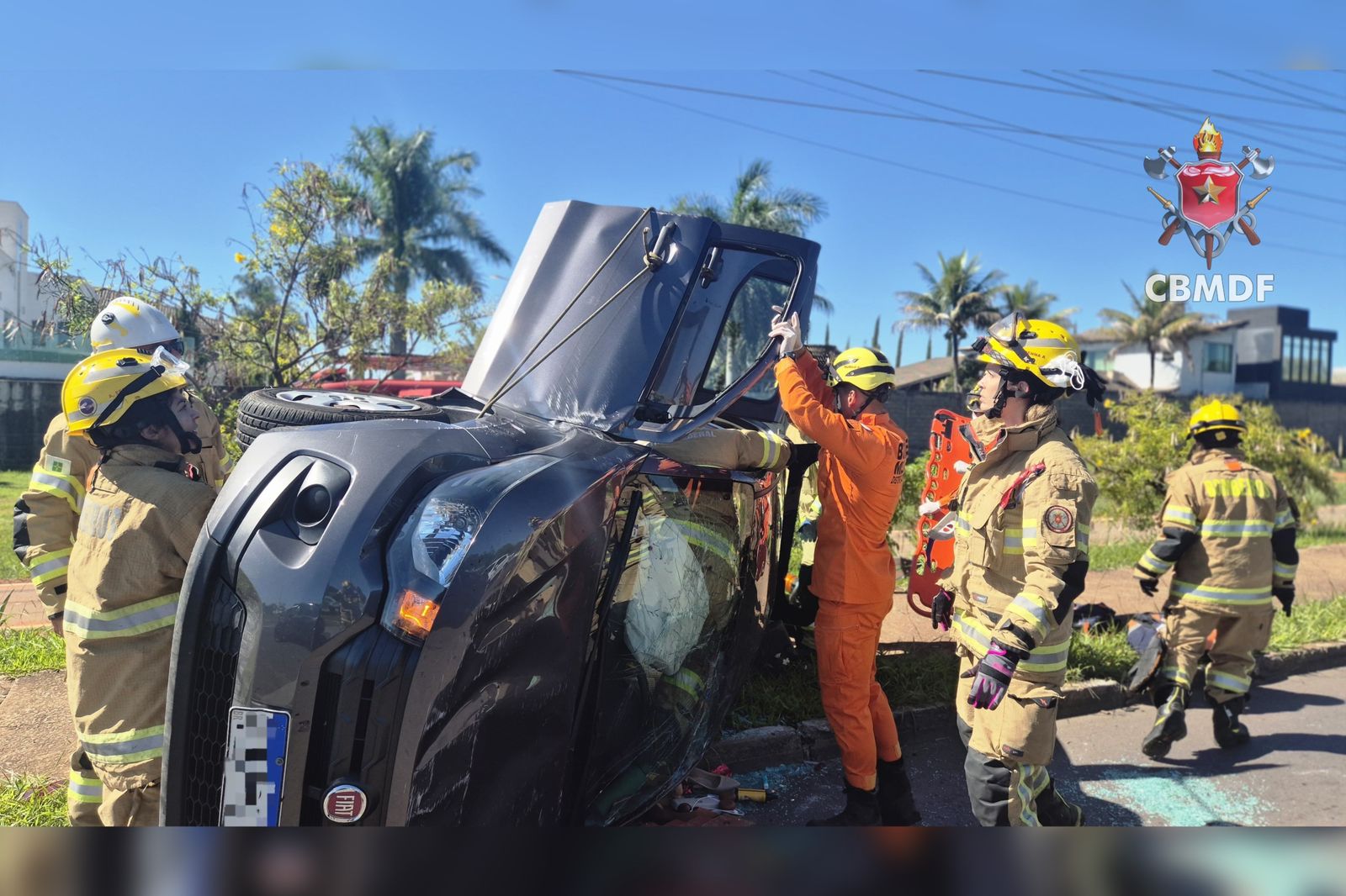 Motorista sofre acidente na DF-001 e fica ferida e presa às ferragens