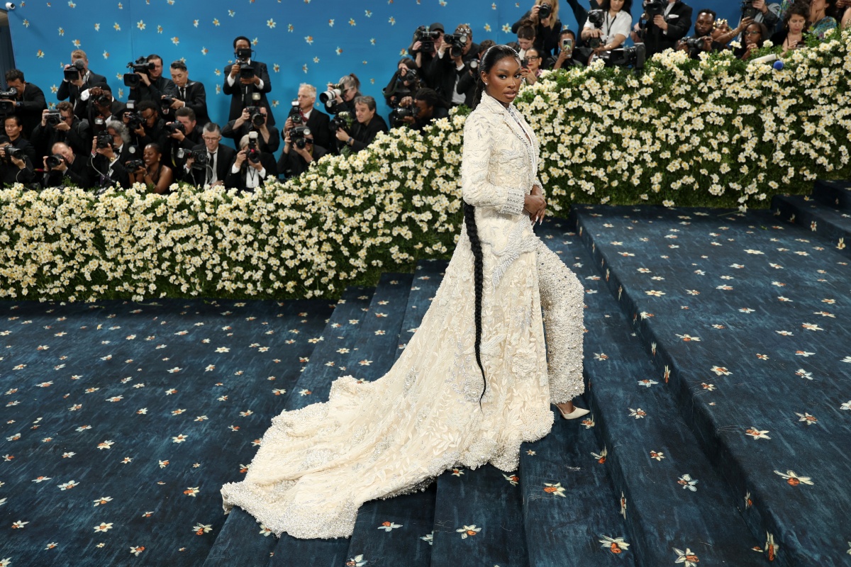 Na imagem com cor, foto de look no met gala - metrópoles