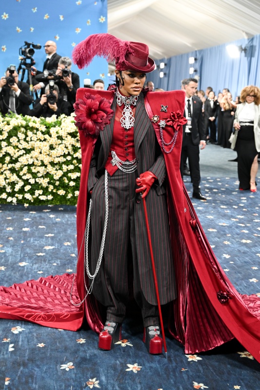Na imagem com cor, foto de look no met gala - metrópoles