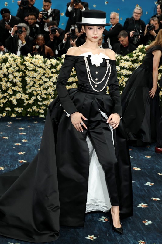 Na imagem com cor, foto de look no met gala - metrópoles