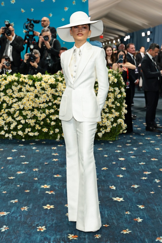 Na imagem com cor, foto de look no met gala - metrópoles