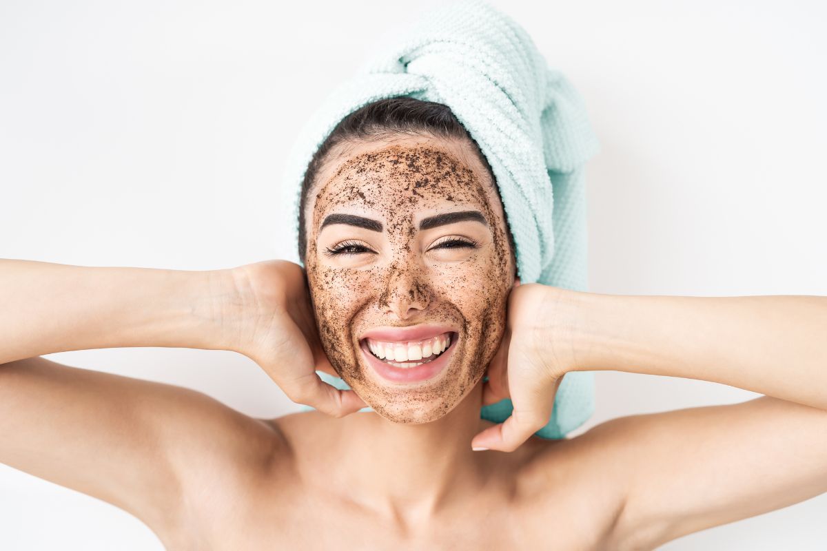 mulher com mascara facial de café - pele jovem