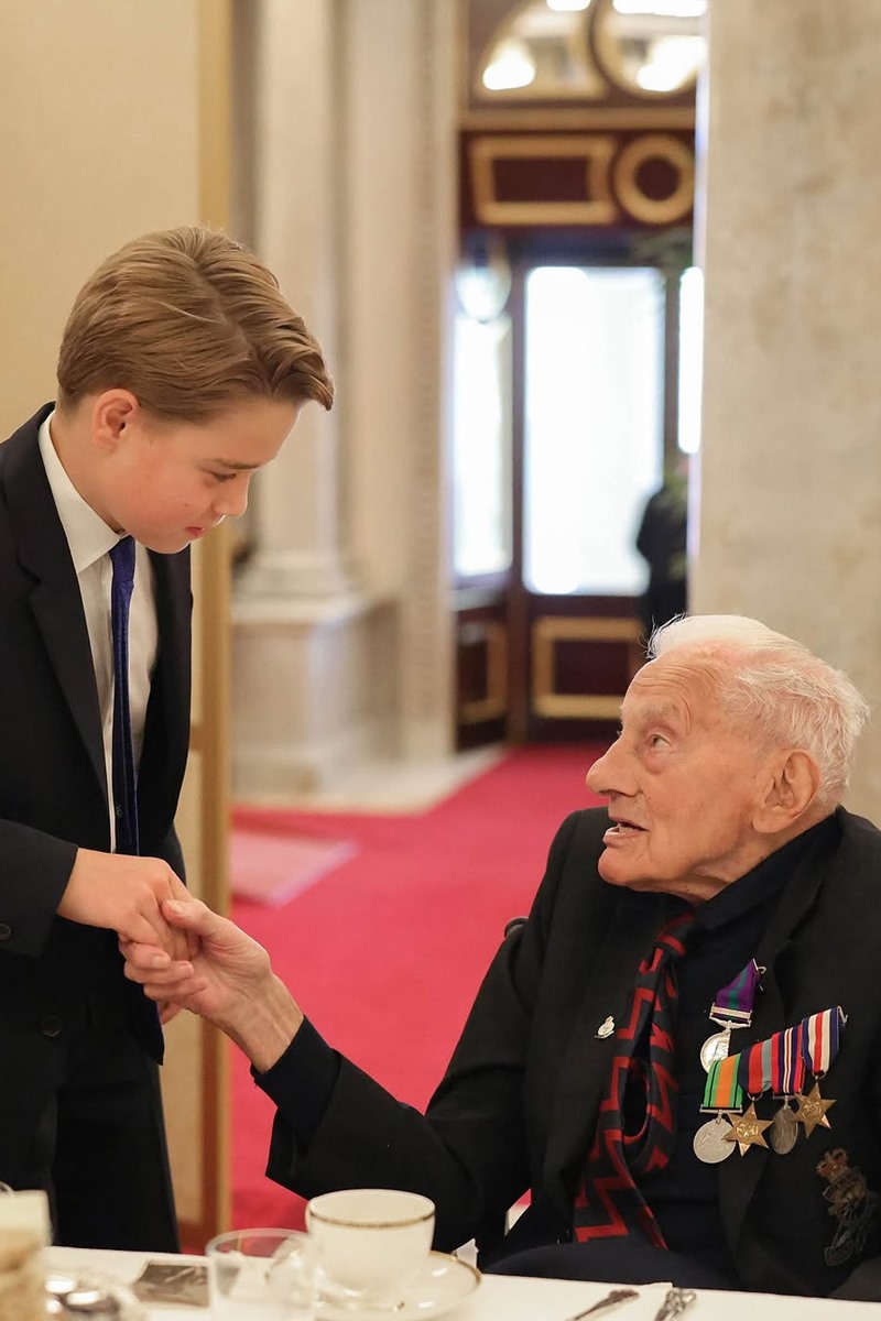Foto colorida de menino pegando na mãe de homem com medalhas militares - Metrópoles