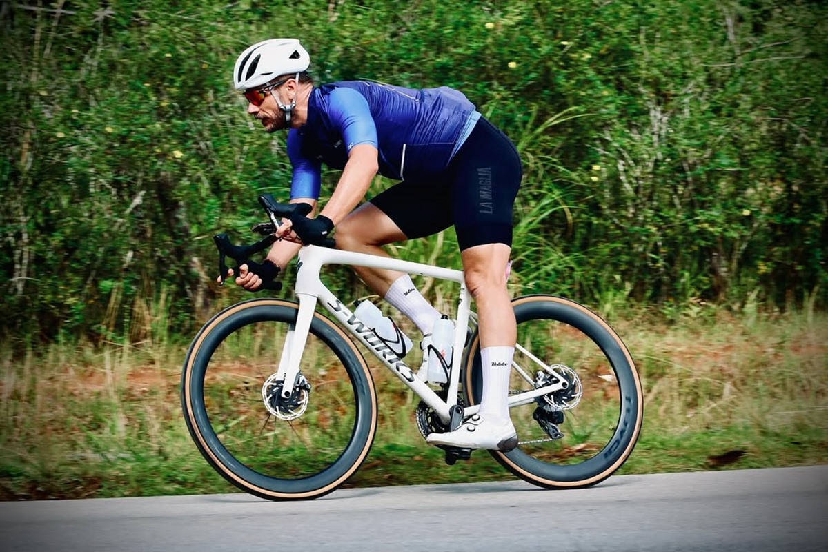 Imagem colorida de Rodrigo Hilbert pedalando - Metrópoles 